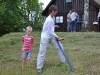 Kristin Ovik slår gräset